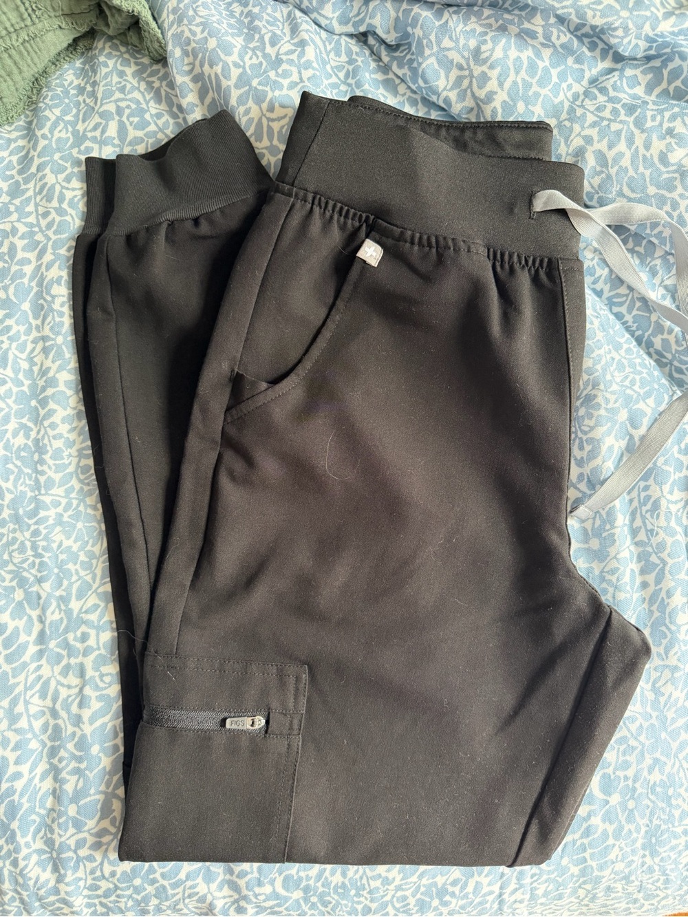 Figs women’s Black Drawstring Zamora Joggers with Zip Pocket